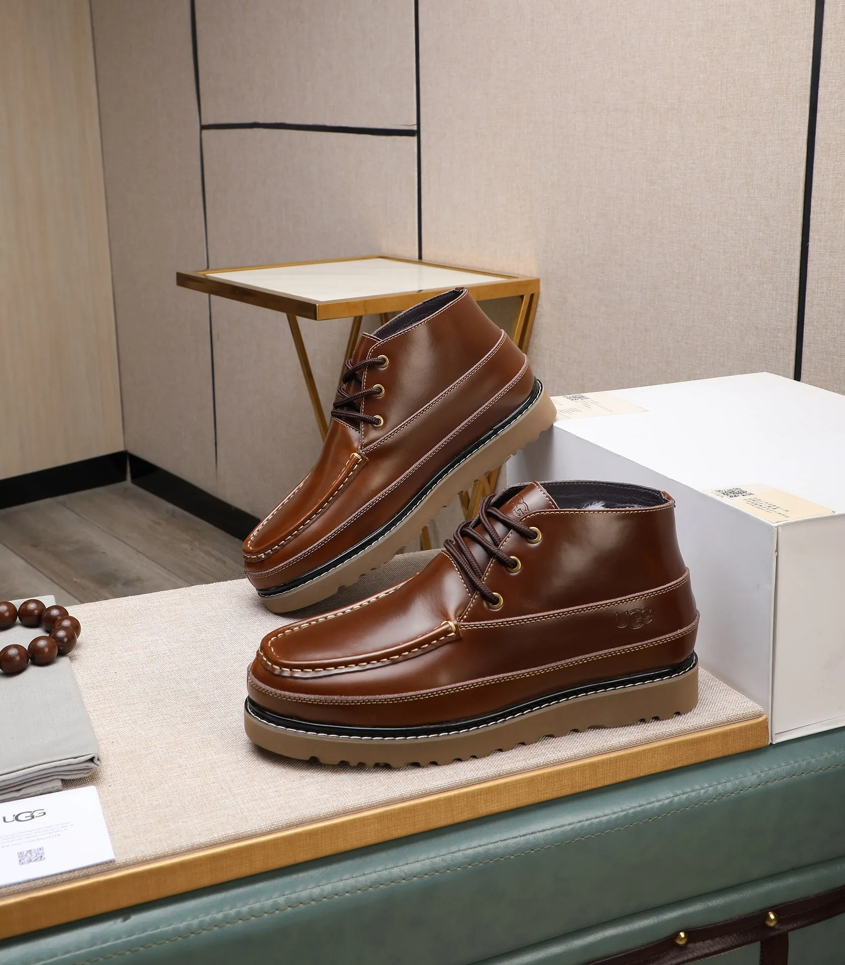 Men's shoes 💰600 (full genuine wool lining, 10% off for fake ones) Please note the quality of the original item and compare the thickness of the wool 🏮🏮 Popular UGG from Australia's warm luxury brand men's shoes, the official website is synchronized, Beckham men's style..., made of imported top-layer waxed cowhide, waxed toe cap, Australian real wool velvet lining Carefully sewn...Imported rubber Martin boots outsole (comfortable, soft, wear-resistant) The quality is really great...Exquisite workmanship, you can't put it down at first sight, size 38-44 (customized in 45)
